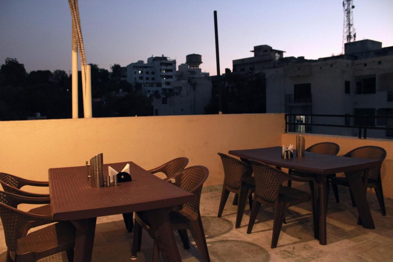 Maruti Group Of Hotels - Shri Naman Nāthdwāra Buitenkant foto