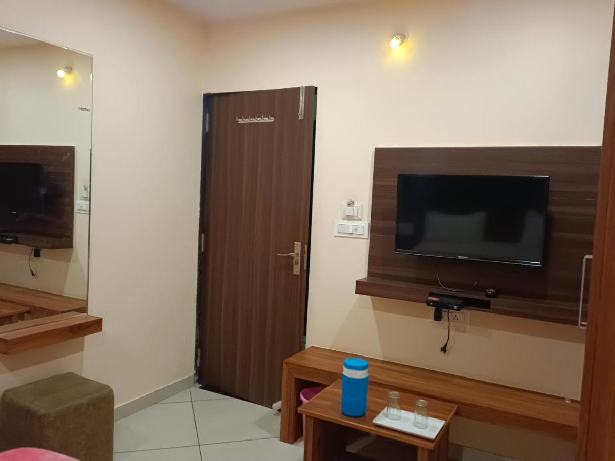 Maruti Group Of Hotels - Shri Naman Nāthdwāra Buitenkant foto