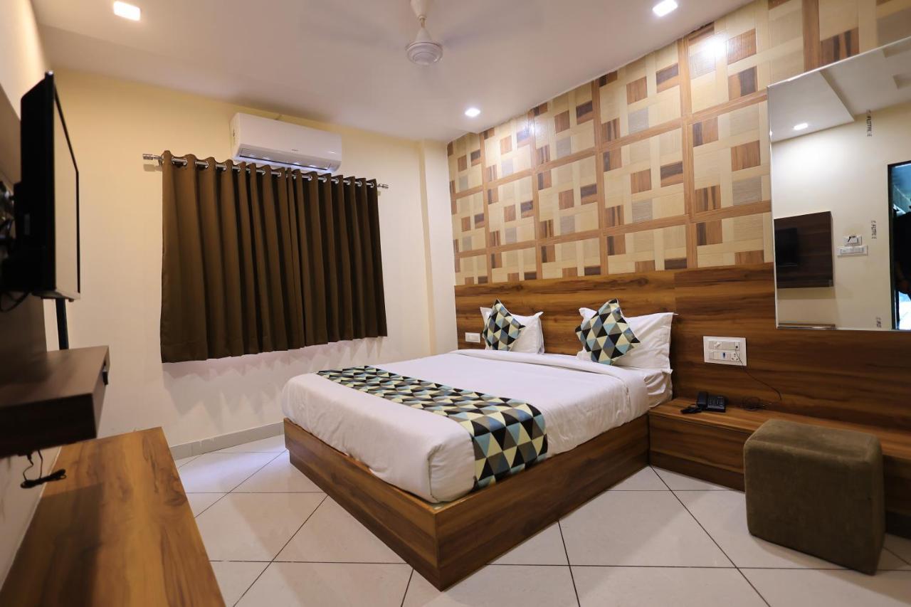 Maruti Group Of Hotels - Shri Naman Nāthdwāra Buitenkant foto