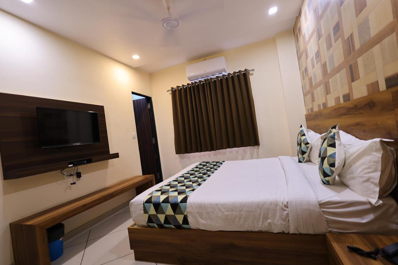 Maruti Group Of Hotels - Shri Naman Nāthdwāra Buitenkant foto