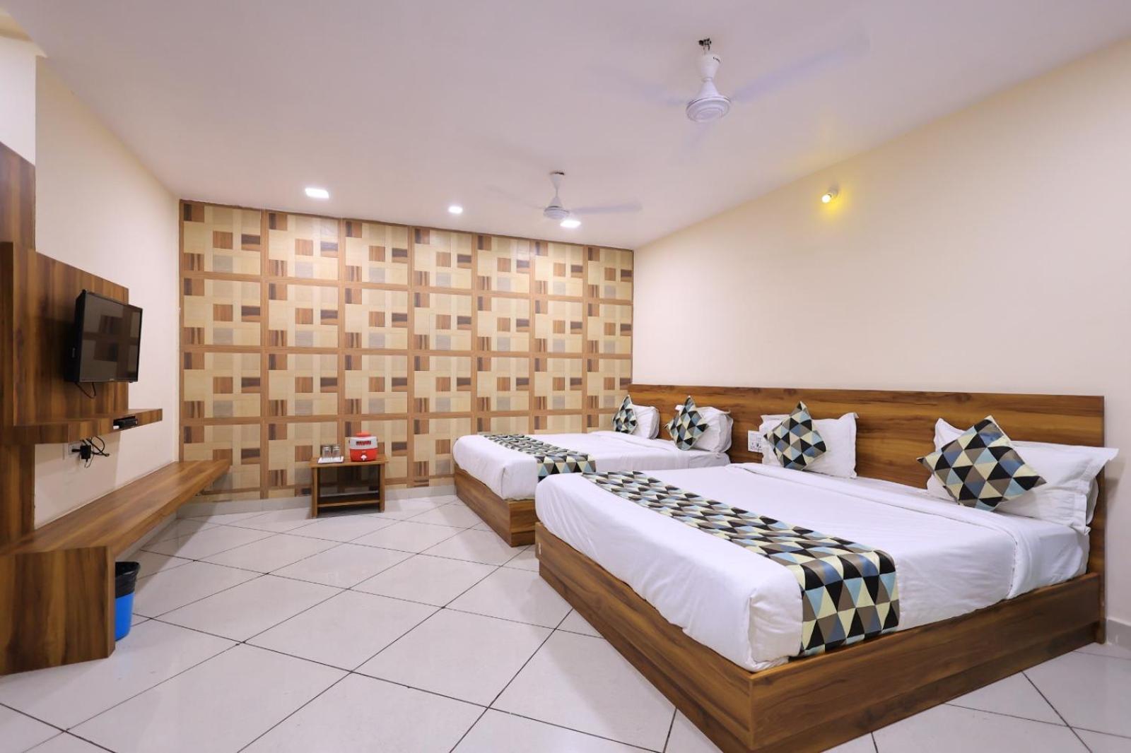 Maruti Group Of Hotels - Shri Naman Nāthdwāra Buitenkant foto